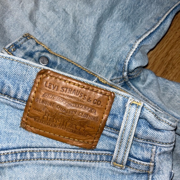Levi’s Ribcage Straight Distressed Denim - Picture 5 of 7